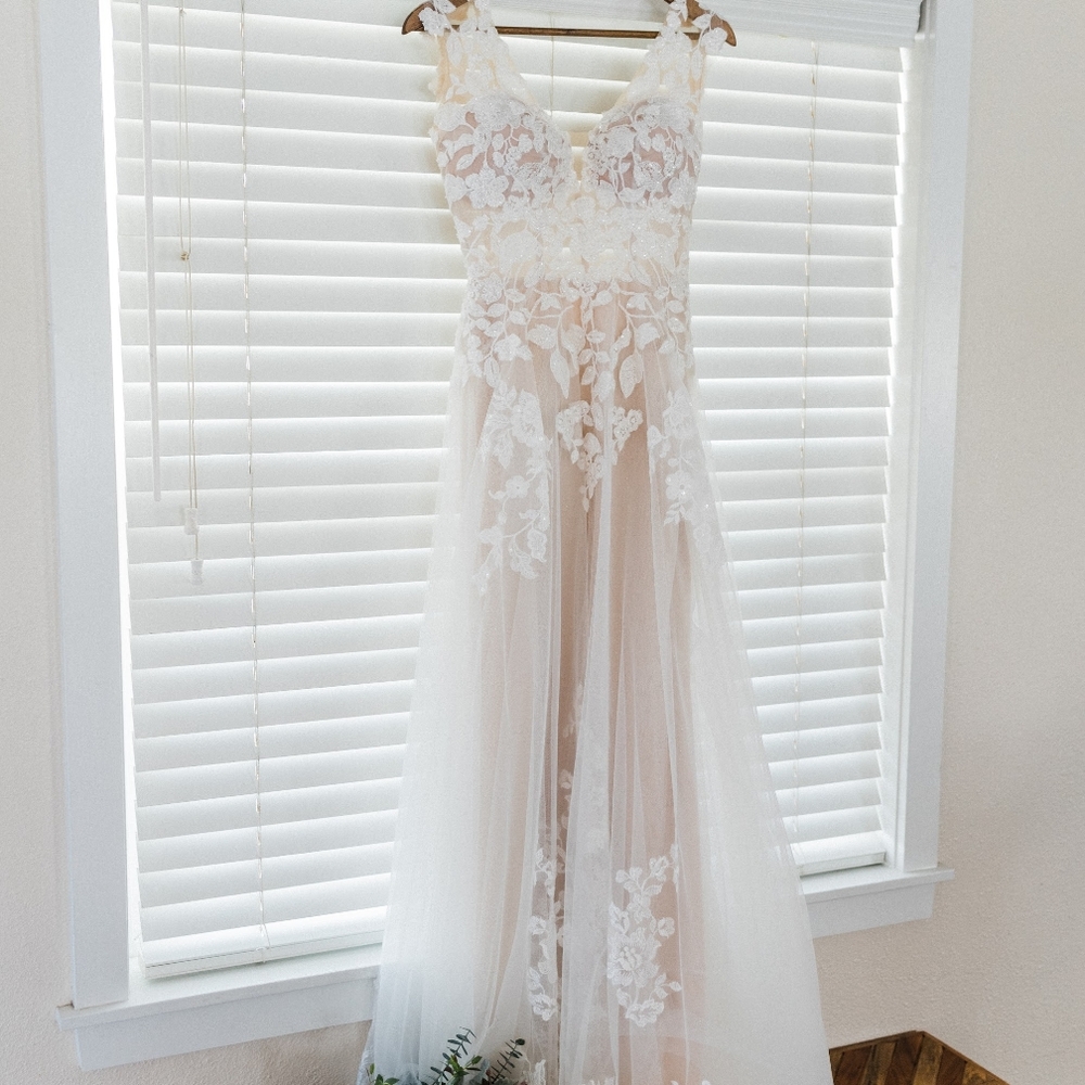 Elegant White Lace Wedding Dress